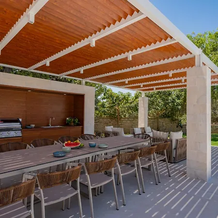 Luxurious Liandri - With Private Pool فيلة *
