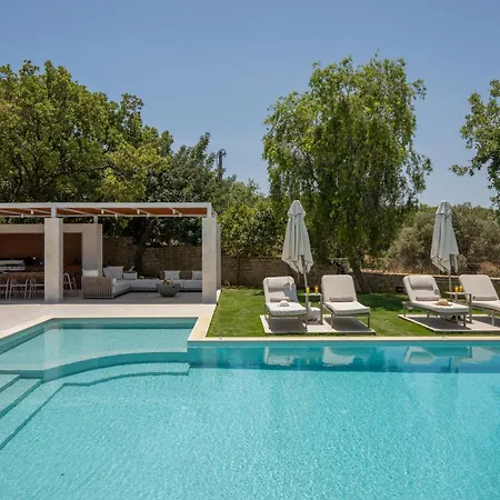 Luxurious Liandri - With Private Pool فيلة